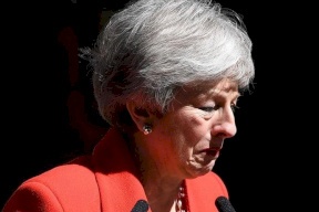 فيديو.. لماذا بكت رئيسة الوزراء البريطانية!