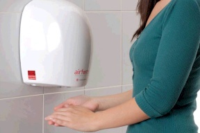 مجفف الأيدي أقل نظافة من المنشفة الورقية