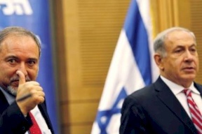 نتنياهو وليبرمان يتبادلان الاتهامات عقب حل الكنيست