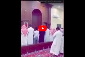 فيديو.. دخل على المصلين وهذا ما وجده