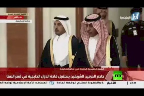فيديو.. لحظة استقبال الملك سلمان لرئيس الوزراء القطري في مكة المكرمة