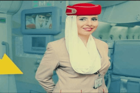 لماذا تستقبل المضيفات المسافرين وأيديهنّ خلف ظهورهنّ!