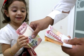 من الدينار للهدايا والنقود.. تعرف على أصل العيدية؟
