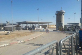 الاحتلال يعتقل فتاة على حاجز قلنديا بزعم حيازتها سكينا