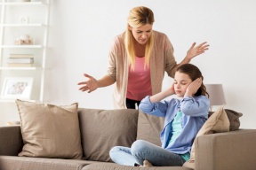 أسباب شجارك مع ابنتك المراهقة