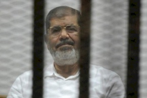 "الإندبندنت": مرسي تُرك ملقى على الأرض حتى الموت