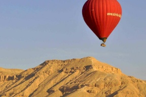 مصر.. إنقاذ سياح أجانب بعد جنوح منطادهم في الأقصر