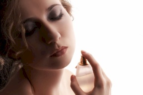 دليلك إلى اختيار عطرك الصيفي الجديد