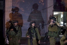 الاحتلال يعتقل فتى ويعتدي على مسن في الخليل