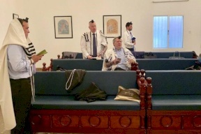 فيديو: غرينبلات يصلي داخل كنيس يهودي في البحرين 