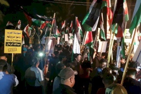 حينما يغضب العراق...اقتحام سفارة البحرين في  بغداد ورفع العلم الفلسطيني