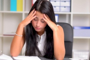 لماذا تنسى المرأة الألم؟ وهل تتحمل الأوجاع أكثر من الرجل؟