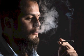 التدخين يضر العينين.. فهل يسبب العمى؟