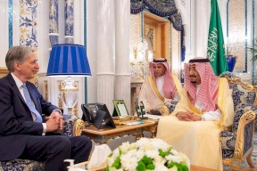 العاهل السعودي يستقبل وزير المالية البريطاني