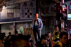 هونغ كونغ.. مظاهرة قرب الحدود ضد "التجار الصينيين"