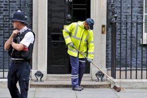 تحذير شرطة بريطانيا للإعلام يثير غضب الساسة والصحافة