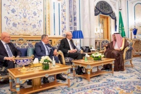 العاهل السعودي يستقبل رؤساء وزراء لبنان السابقين