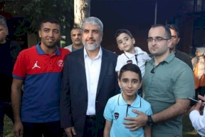 خالد مشعل يلتقي جرحى قطاع غزة في إسطنبول