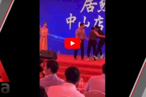 بالفيديو .. فنان شهير يتعرض للطعن على خشبة المسرح