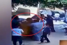 فيديو مروع لشاب يلاحق والده ويحرقه حيا
