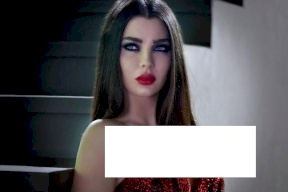 صور| فنانة عربية مشهورة تنشر صورها عارية