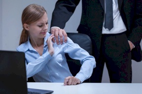 توصية بتشكيل لجان لمحاربة ظاهرة التحرش في أماكن العمل