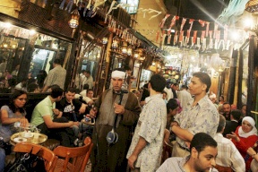 محافظة مصرية تقرر غلق المقاهي منتصف الليل لمنع الطلاق!