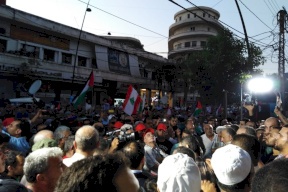 فلسطينيون ولبنانيون يتظاهرون في صيدا رفضاً لقرارات وزير العمل اللبناني