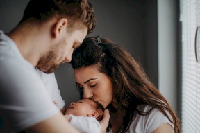 مفاجأة.. الزواج في سن متأخرة يأتي بأطفال أقل عدوانية
