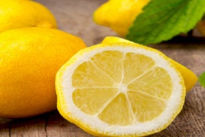 اقطعوا حامضة وضعوها في وسط المطبخ..هذه الحيلة ستغير حياتكم!