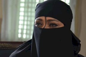 شاهد: فنانة عربية مشهورة ترتدي النقاب