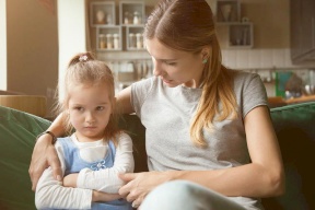 أخطاء تربوية تضعف مناعة طفلك