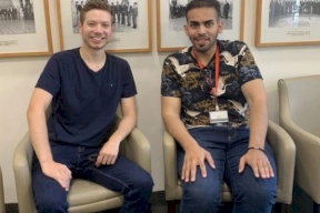 واصفا اياه بـ "صديقي".. نجل نتنياهو ينشر صورته مع المدون السعودي