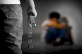 في فلسطين.. أب يُعذّب ويحتجز نجله داخل مخزن 5 سنوات