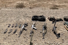 صور.. الاحتلال يعرض أسلحة الخلية المسلحة على حدود غزة