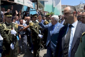 بالصور.. الرئيس عباس يتفقد مخيم الجلزون