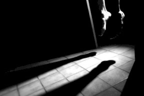 انتحار تونسي تعرض لاعتداء جنسي من قبل 3 شبان بينهم شقيقه