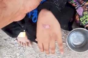 بالصور.. في بلد عربي.. عذب طفلتيه ورماهما على الطريق