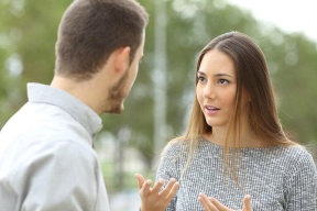 أسباب تجعل النساء يتحدثن أكثر من الرجال