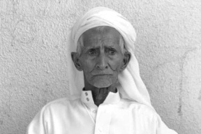 أسرة سعودية تقيم العزاء ليمني يعمل معهم منذ 50 عاماً