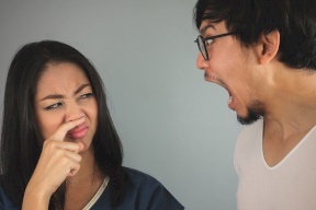 عوامل تسبب رائحة الفم الكريهة للشخص