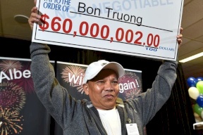 انتظر 10 أشهر لتسلم جائزة بـ60 مليون دولار.. ليتهيأ نفسياً