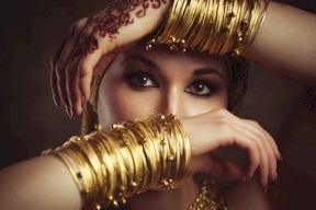 هل ارتداء الذهب له أضرار على صحة المرأة؟