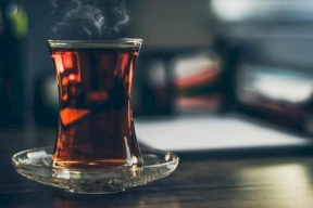 كوب الشاي.. ماذا يفعل بدماغ الإنسان؟