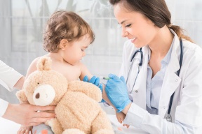كيف يتم علاج ارتفاع حرارة الرضيع بعد التطعيم؟