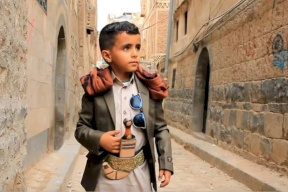 فيديو| ملحن لبناني شهير يتبنى الطفل اليمني "بائع الماء"