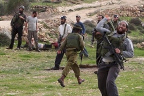 مستوطنون يعربدون غرب رام الله وجنود الاحتلال يسرقون آلاف الشواقل بطولكرم