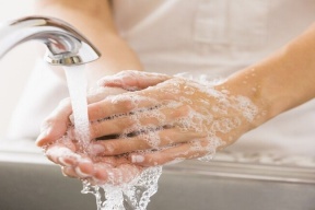 "خطر" يتربص بمن لا يغسل يديه بعد خروجه من المرحاض!