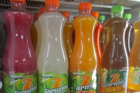 فيديو| في يوم المُنتج الفلسطيني.. احدى محلات البيرة يروج لعصائر اسرائيلية! 