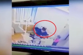 بالفيديو..طبيب أسنان يستخدم العنف مع طفل